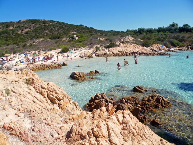 costa-smeralda-ruspe-in-spiaggia-per-le-nozze-vip-ma-arriva-l-alt-della-municipale