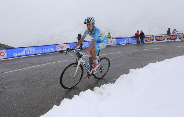 giro-d-and-rsquo-italia-il-sardo-aru-vince-la-tappa-sui-monti-di-pantani-pianto-di-gioia-all-and-rsquo-arrivo