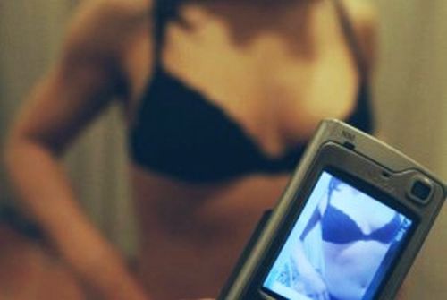 Costringevano una tredicenne a scattarsi selfie hot costringevano-una-tredicenne-a-scattarsi-selfie-hot-denunciati-due-cagliaritani