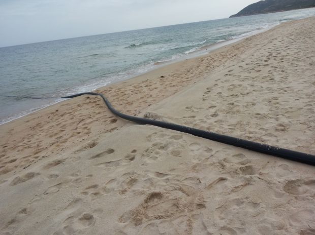santa-margherita-in-spiaggia-spunta-un-tubo-l-and-rsquo-allarme-degli-ecologisti
