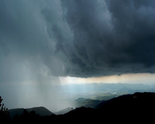 bomba-d-acqua-a-santa-teresa-strade-allagate-famiglia-sul-tetto