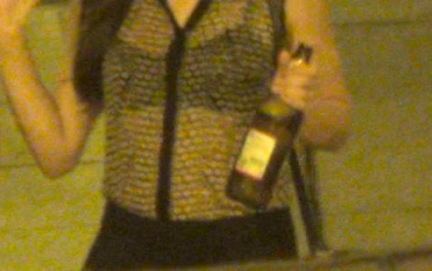 marina-a-spasso-con-le-birre-per-sfidare-il-divieto