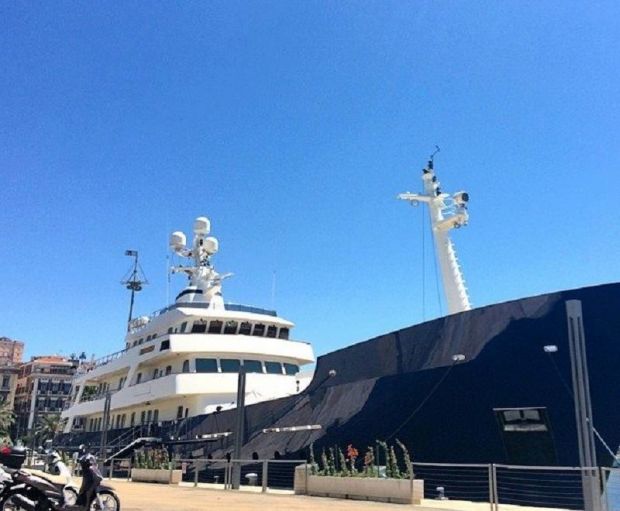 super-yacht-in-citt-and-agrave-al-porto-c-and-rsquo-and-egrave-il-turmoil