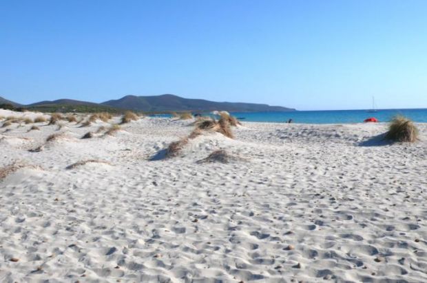 porto-pino-niente-ponte-sullo-stagno-tutti-in-spiaggia-col-pattino