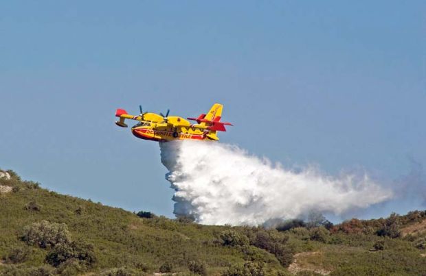 lotta-agli-incendi-terzo-canadair-per-l-and-rsquo-isola