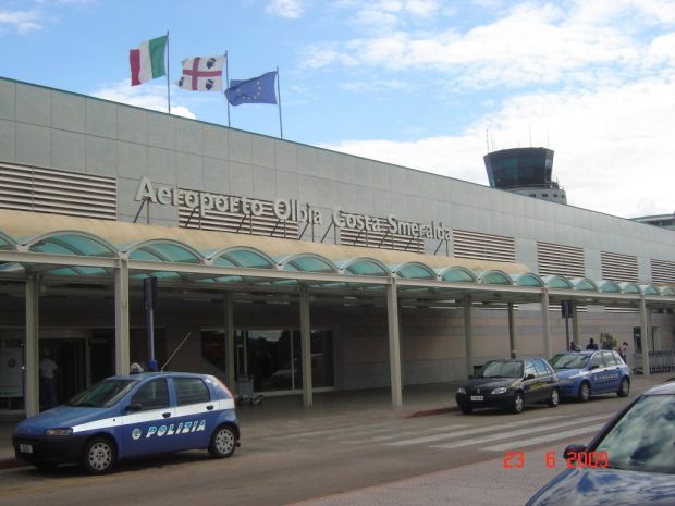 paura-a-olbia-fumo-dalla-cabina-dell-and-rsquo-aereo-via-i-passeggeri-chiuso-l-and-rsquo-aeroporto