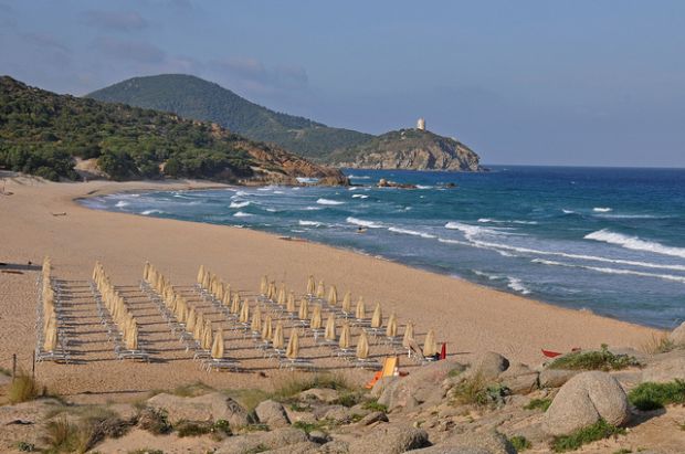 niente-passerelle-spiagge-off-limits-per-i-disabili-a-chia
