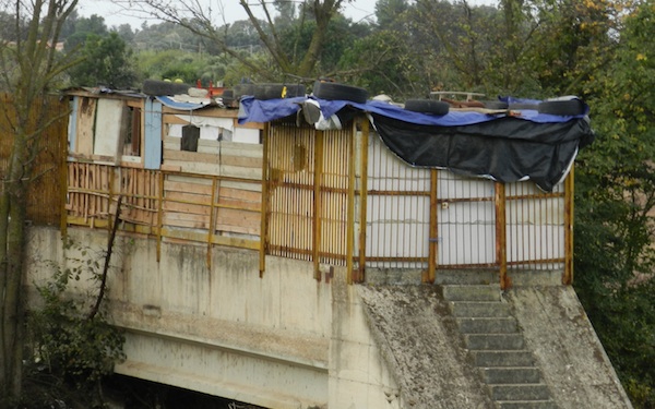 oristano-ruspe-al-campo-nomadi-gi-and-ugrave-le-baracche