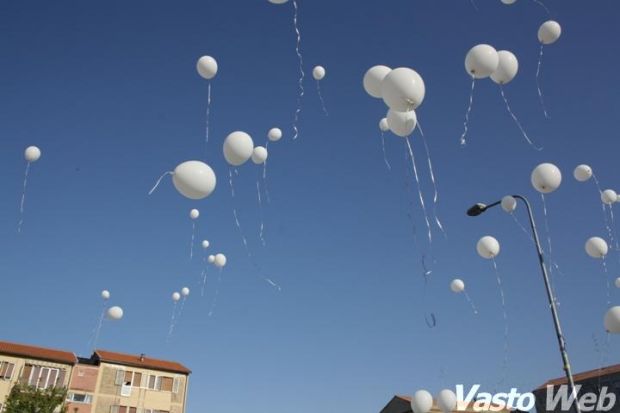 palloncini-bianchi-e-un-peluche-per-gody-il-bimbo-annegato-in-piscina-a-sant-and-rsquo-antioco