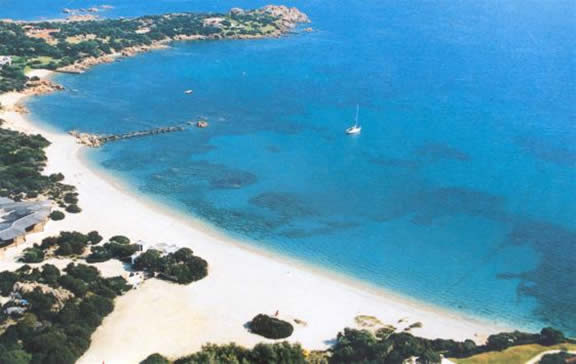 costa-smeralda-bivacco-di-extracomunitari-nella-spiaggia-dei-vip-scatta-lo-sgombero