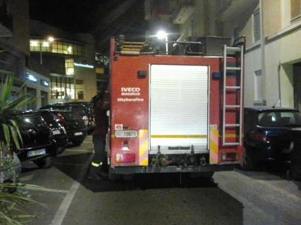 cagliari-incendio-in-un-cantiere-nautico