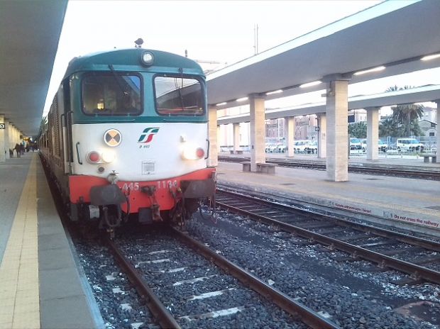 fuoco-vicino-alla-ferrovia-treni-fermi-per-tre-quarti-d-ora