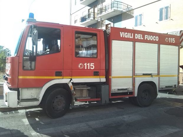 incendio-in-via-della-pineta-forse-una-vendetta