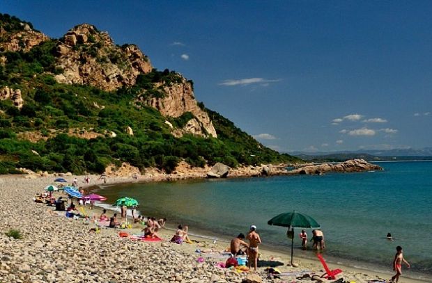 marina-di-gairo-in-fiamme-un-chiosco