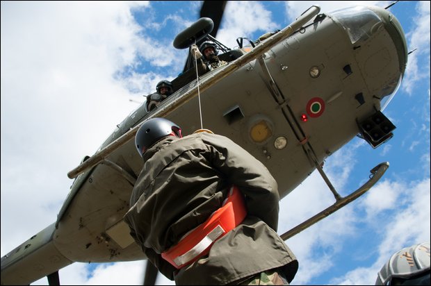 elicottero-aeronautica-soccorre-una-donna-su-una-nave-da-crociera