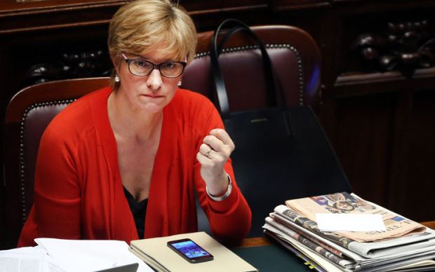 tweet-della-pinotti-dopo-le-polemiche-and-ldquo-attenzione-e-rispetto-per-la-sardegna-and-rdquo
