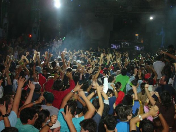 chiosco-trasformato-in-discoteca-e-mega-party-con-alcol-a-minori-stop-al-and-ldquo-brave-and-rdquo-per-15-giorni