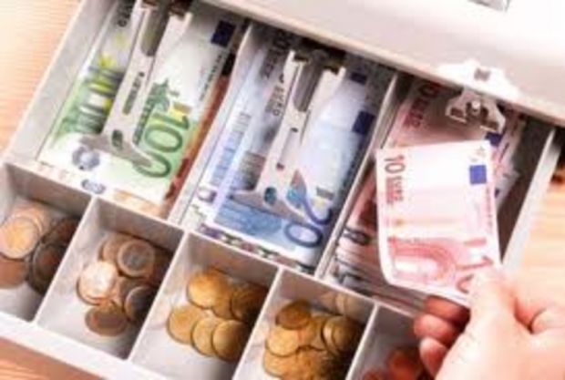 dipendente-infedele-di-una-farmacia-ruba-25-mila-euro-dalla-cassa-scoperta-grazie-alle-telecamere