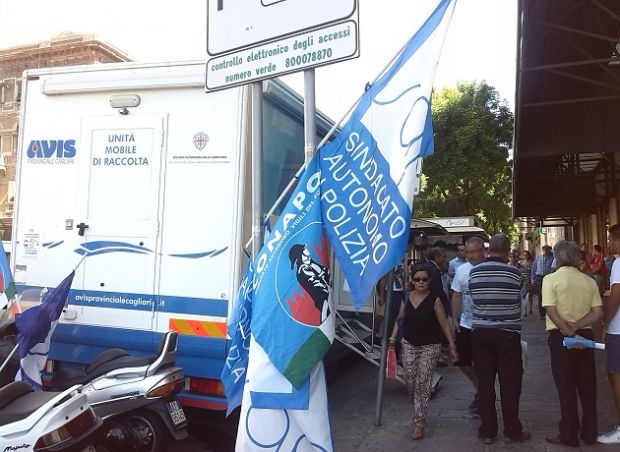 protesta-della-polizia-and-quot-ci-stanno-togliendo-il-sangue-preferiamo-donarlo-and-quot-video