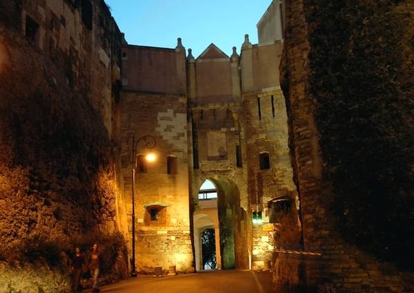 masso-si-stacca-dalla-cittadella-dei-musei-s-avanzada-chiusa-al-traffico