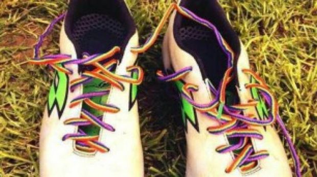 lacci-colorati-contro-l-and-rsquo-omofobia-premio-ussi-a-dessena