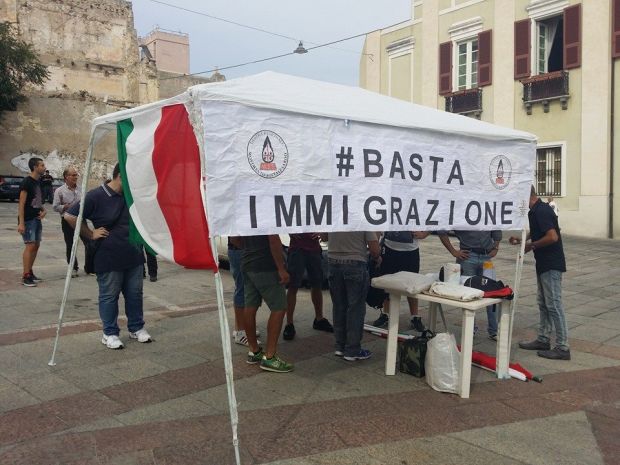 and-ldquo-basta-immigrazione-and-rdquo-e-and-ldquo-chiudiamo-le-frontiere-and-rdquo-la-destra-protesta-in-prefettura