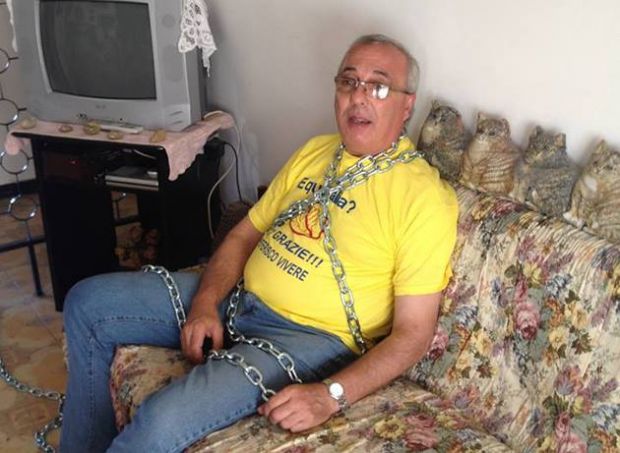 Anti Equitalia anti-equitalia-barriera-antisfratto-ad-assemini-inquilino-si-incatena