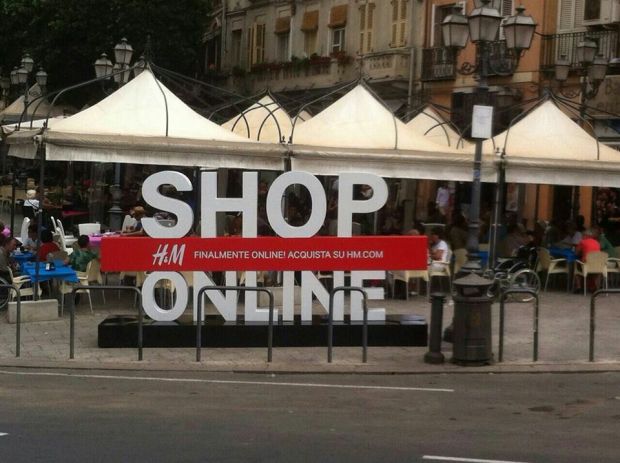 shopping-on-line-la-maxi-insegna-in-piazza-yenne-protesta-confesercenti