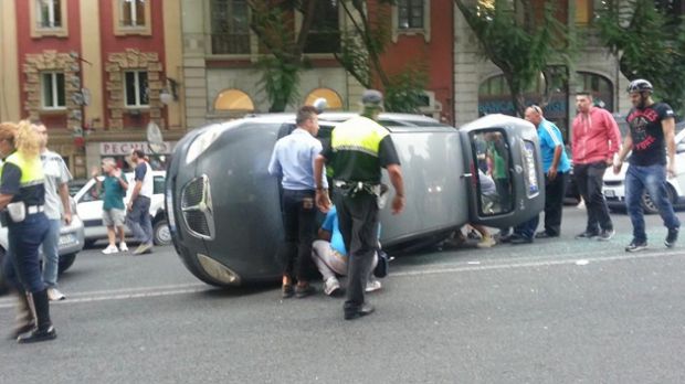 auto-si-ribalta-nel-largo-carlo-felice-illesa-la-conducente-foto-e-video