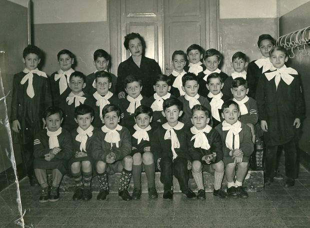 maestra-mor-and-igrave-all-and-rsquo-improvviso-dopo-50-anni-ex-alunno-regala-defibrillatore-alla-scuola