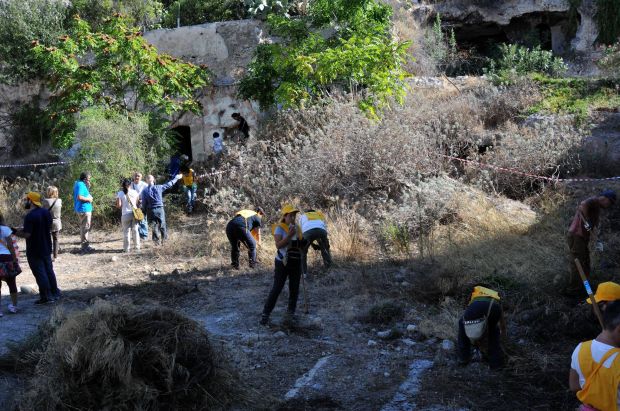 spazzatura-siringhe-e-vecchi-computer-e-tv-via-la-discarica-davanti-alle-tombe-romane