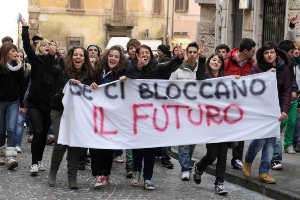 studenti-e-docenti-in-marcia-contro-il-governo-renzi