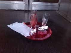 fanno-colare-il-loro-sangue-in-tre-calici-la-performance-protesta-delle-lucidosottile