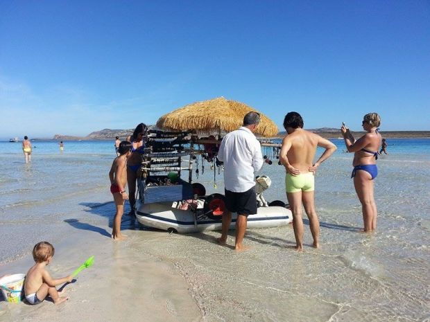 l-estate-a-fine-ottobre-nelle-spiagge-sarde-a-stintino-l-ambulante-in-gommone