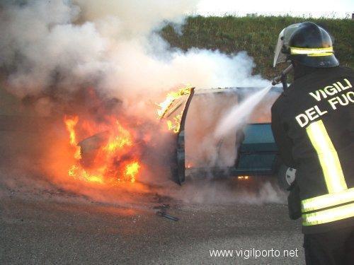 intimidazione-a-quartu-bruciata-l-and-rsquo-auto-al-preside-della-scuola-media-silesu