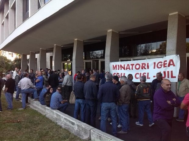 igea-minatori-si-barricano-sotto-terra