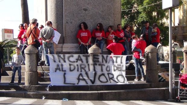 meridiana-le-magliette-rosse-si-incatenano-in-piazza-yenne-foto