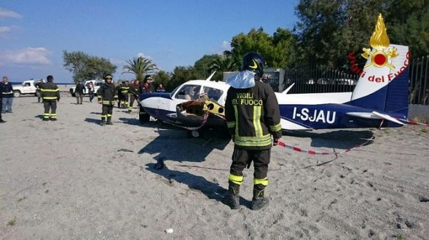 motore-in-avaria-aereo-dell-and-rsquo-aeroclub-di-cagliari-atterra-in-spiaggia-in-calabria-tutti-illesi