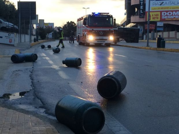camion-di-bombole-si-ribalta-in-strada-tragedia-sfiorata