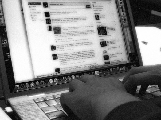 fotomontaggi-sexy-su-facebook-stalker-condannato-a-2-anni-e-8-mesi