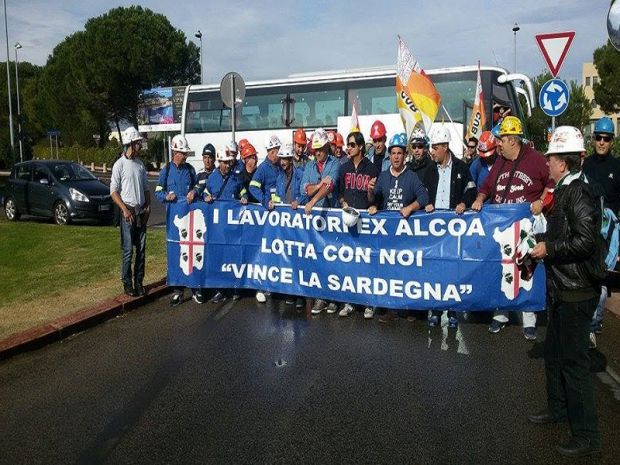 alcoa-e-meridiana-l-and-rsquo-abbraccio-della-disperazione-sotto-la-torretta-occupata