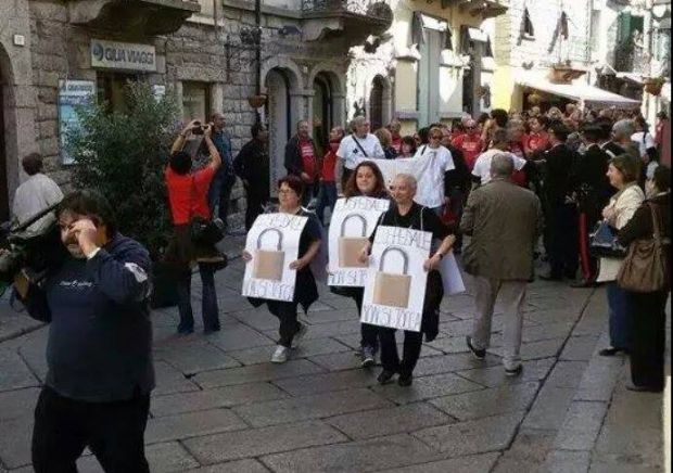 tempio-insorge-il-and-quot-popolo-dei-lucchetti-and-quot-and-ldquo-gi-and-ugrave-le-mani-dall-and-rsquo-ospedale-dettori-and-rdquo