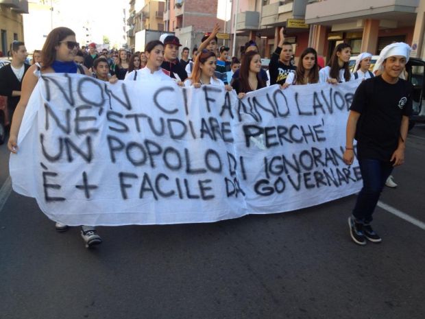 “Vogliamo le cucine” and-ldquo-vogliamo-le-cucine-and-rdquo-studenti-dell-and-rsquo-alberghiero-di-nuovo-in-piazza