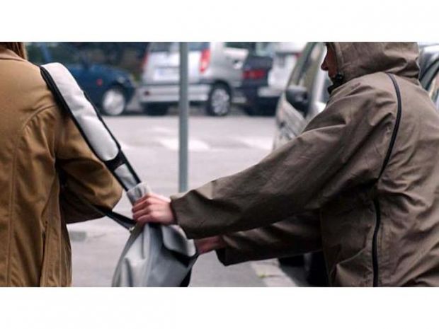 via-molise-anziana-scippata-passante-blocca-i-ladri-e-recupera-la-borsa