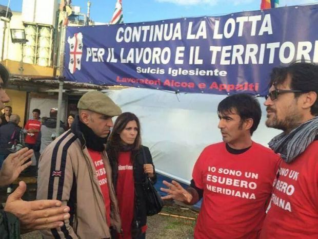 la-pioggia-non-ferma-la-marcia-per-il-lavoro-esuberi-meridiana-a-portovesme