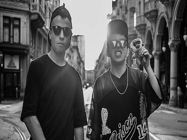 il-duo-rap-lowlow-and-mostro-in-via-dante-assalto-dei-giovanissimi-fans