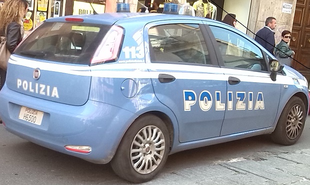 Oristano oristano-la-uil-regala-un-defibrillatore-per-le-volanti-della-polizia