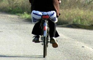 falsi-ciechi-usavano-la-bicicletta-e-lavoravano-nei-campi-truffa-all-inps-da-300mila-euro