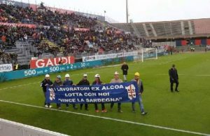 gli-operai-alcoa-in-campo-prima-di-cagliari-fiorentina-video