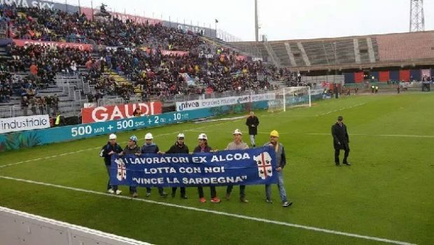 gli-operai-alcoa-in-campo-prima-di-cagliari-fiorentina-video